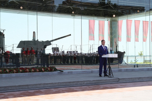 Медведев открыл памятник погибшим в Сталинградской битве речникам в Волгограде
