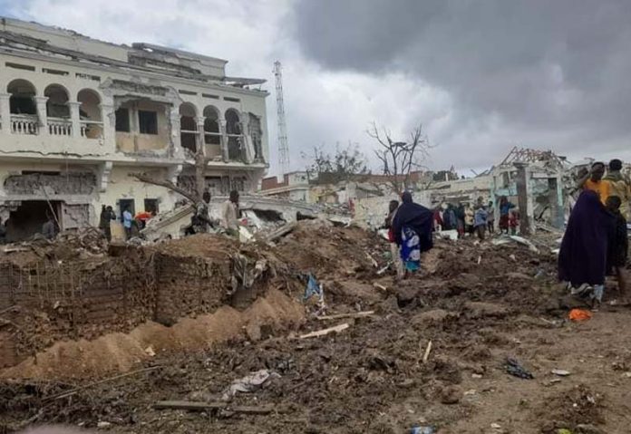 Два человека погибли и более 15 пострадали при взрыве у отеля в Сомали