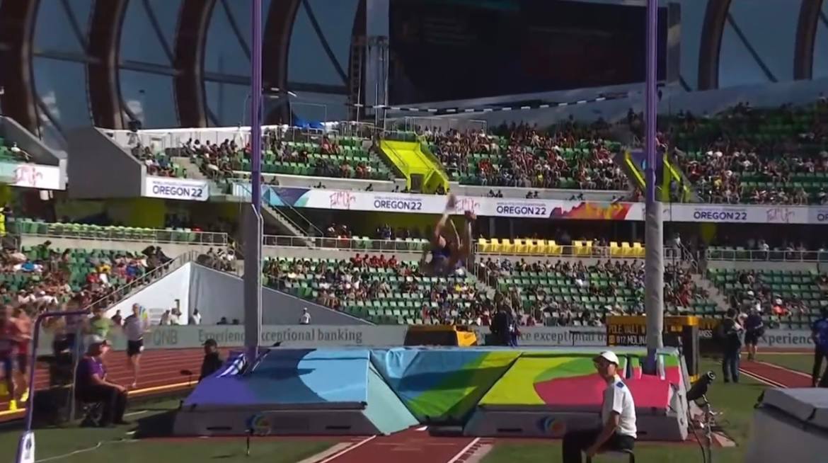 Под призёркой Олимпиады-2020 сломался шест во время прыжка на ЧМ