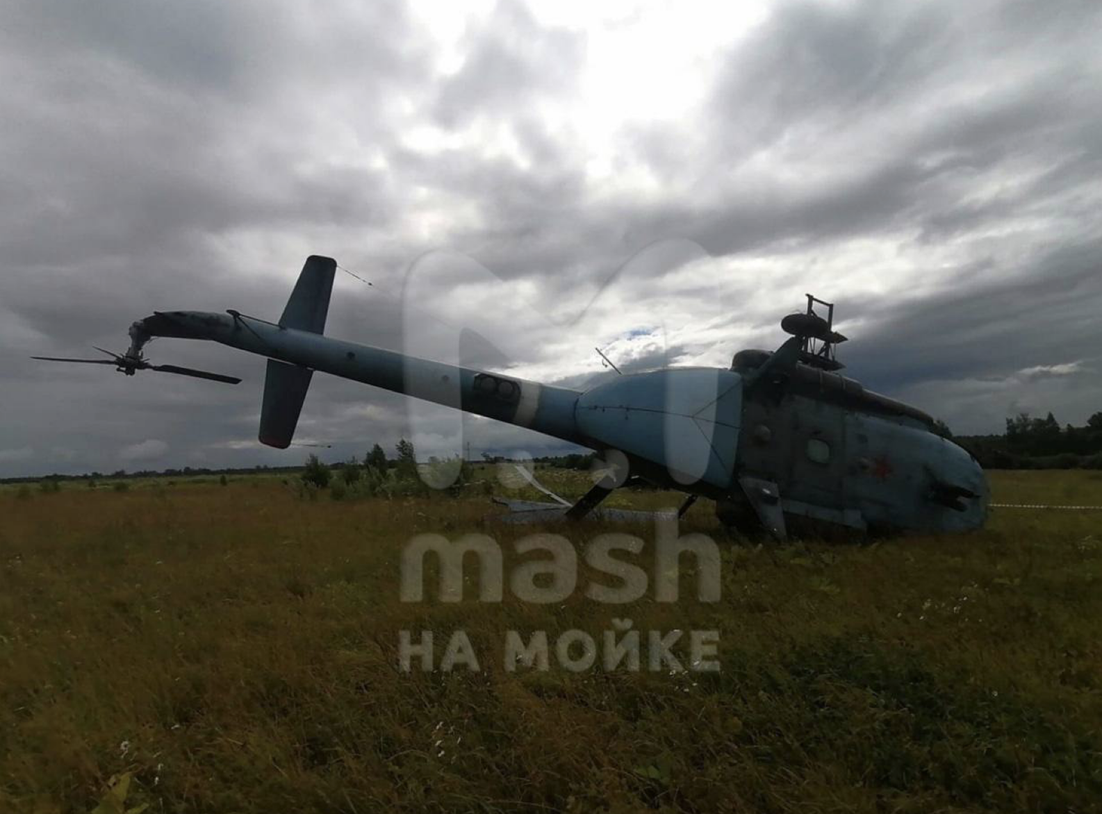 Вертолёт разбился в Ленобласти, СМИ сообщают о выживших