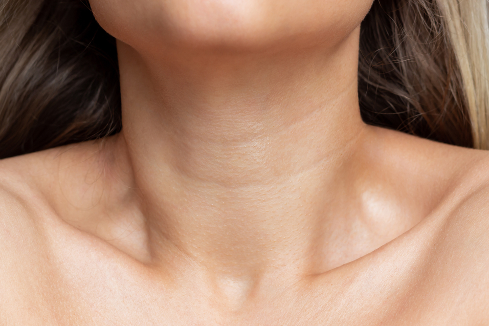 Пластический хирург раскрыла причины появления морщин на шее у женщин