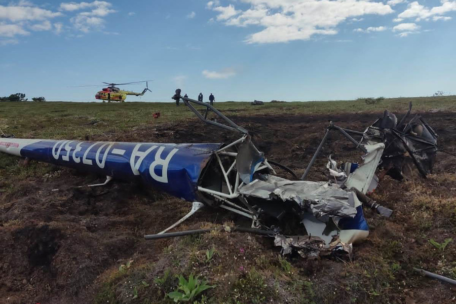 Разбившийся на Камчатке вертолёт Robinson. Обложка © Telegram / Восточное межрегиональное следственное управление на транспорте СК России