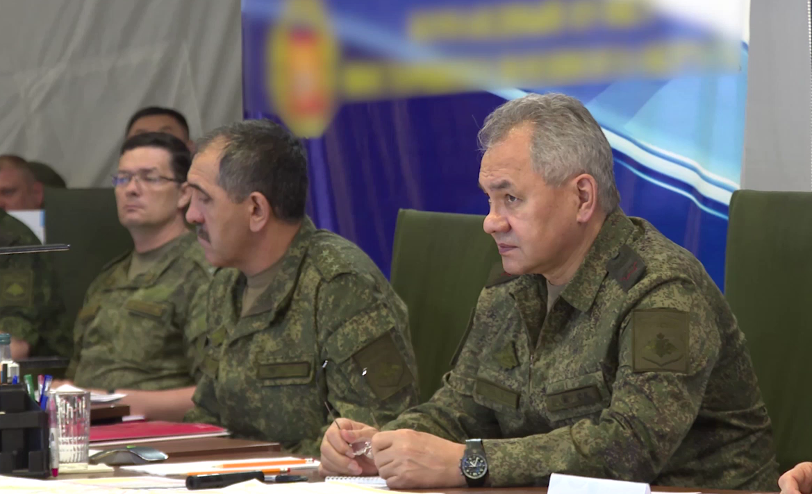 Министр обороны Шойгу проинспектировал российские войска в зоне сво. Руководитель военной операции