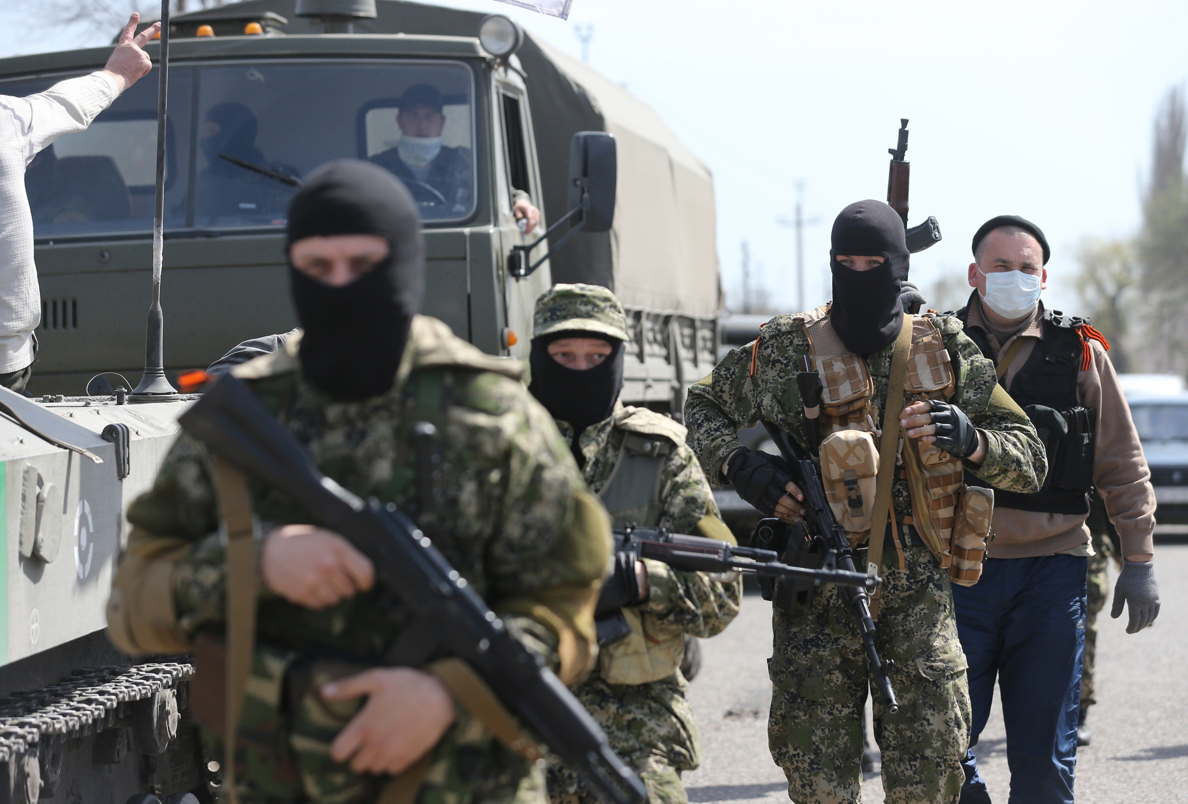 Представители Сил самообороны Донбасса на улицах города Северск. Фото © ТАСС / Михаил Почуев