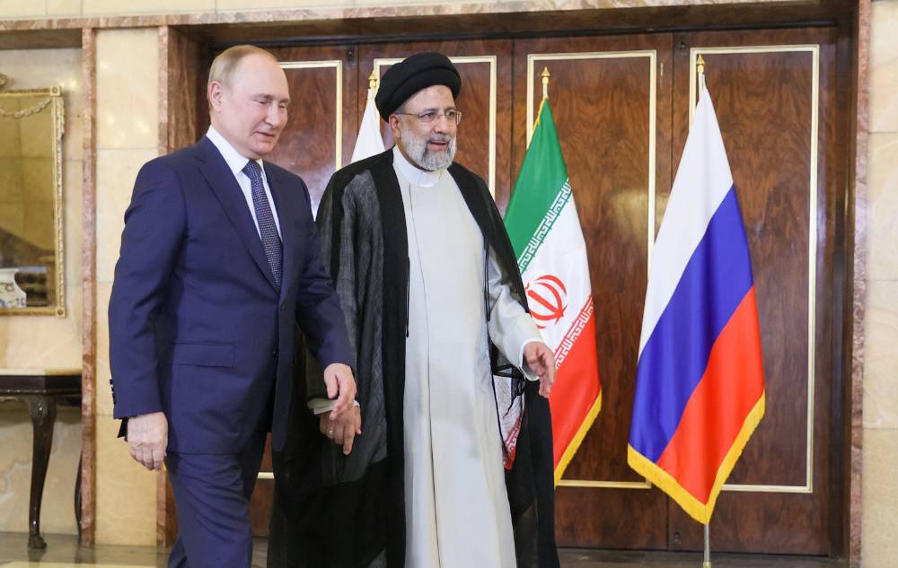 О чём может говорить золотая бахрома на флаге РФ на встрече Путина и Раиси
