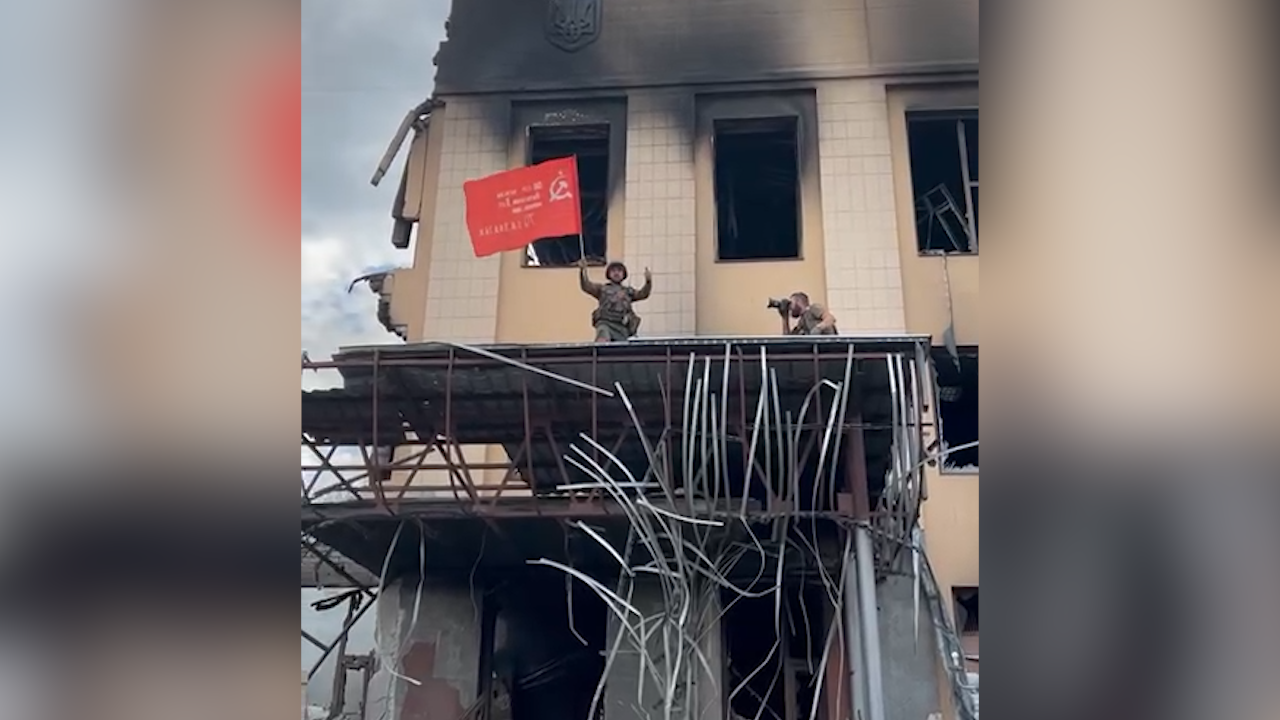 Знамя Победы воодрузили на здании администрации Лисичанска 