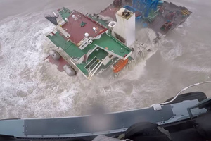 Спасли только троих: Тайфун разломал пополам судно с 30 членами экипажа у берегов Гонконга