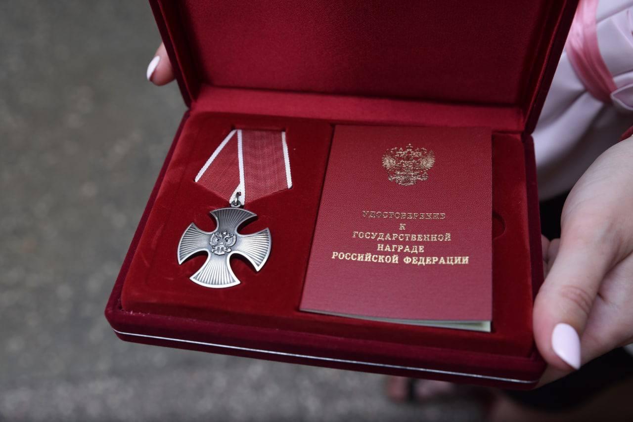 Орден Мужества, которым Арсена Павлова посмертно наградил президент РФ. Фото © телеграм-канал Дениса Пушилина
