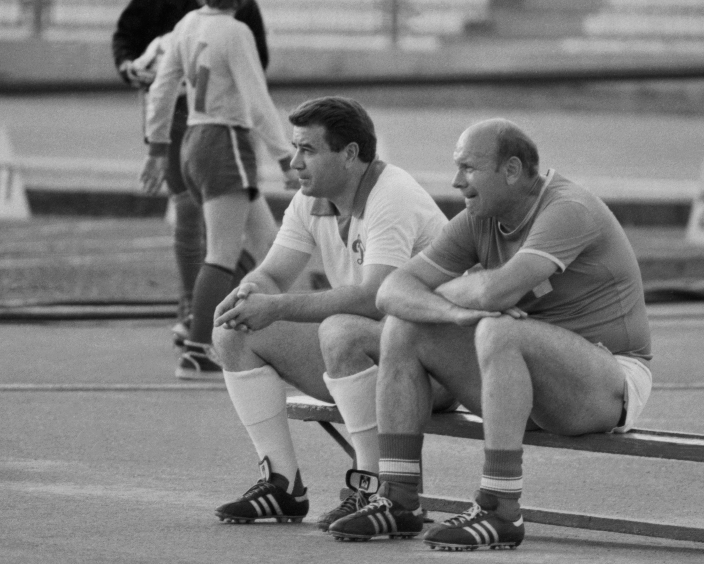 За игрой на поле наблюдают Валерий Зыков и Эдуард Стрельцов. Фото © ТАСС / Уткин Игорь