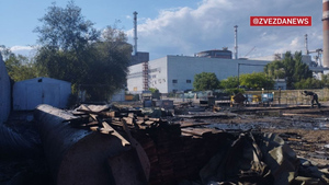 Почерневшая земля и обломки: Появились фото последствий обстрела ВСУ Запорожской АЭС