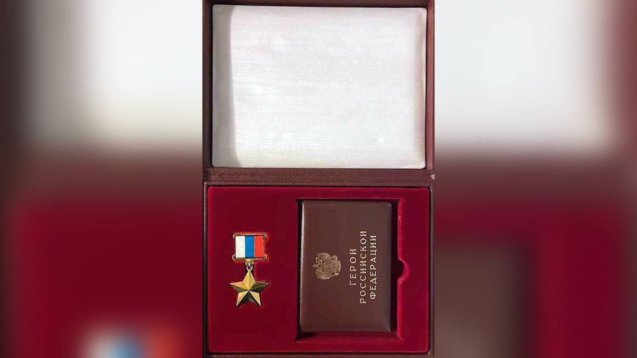 Присвоенная Адаму Хамхоеву медаль Героя России. Фото © Telegram / Махмуд-Али Калиматов