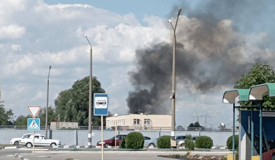 Дым после ударов украинских беспилотников. Обложка © Telegram-канал Владимира Рогова