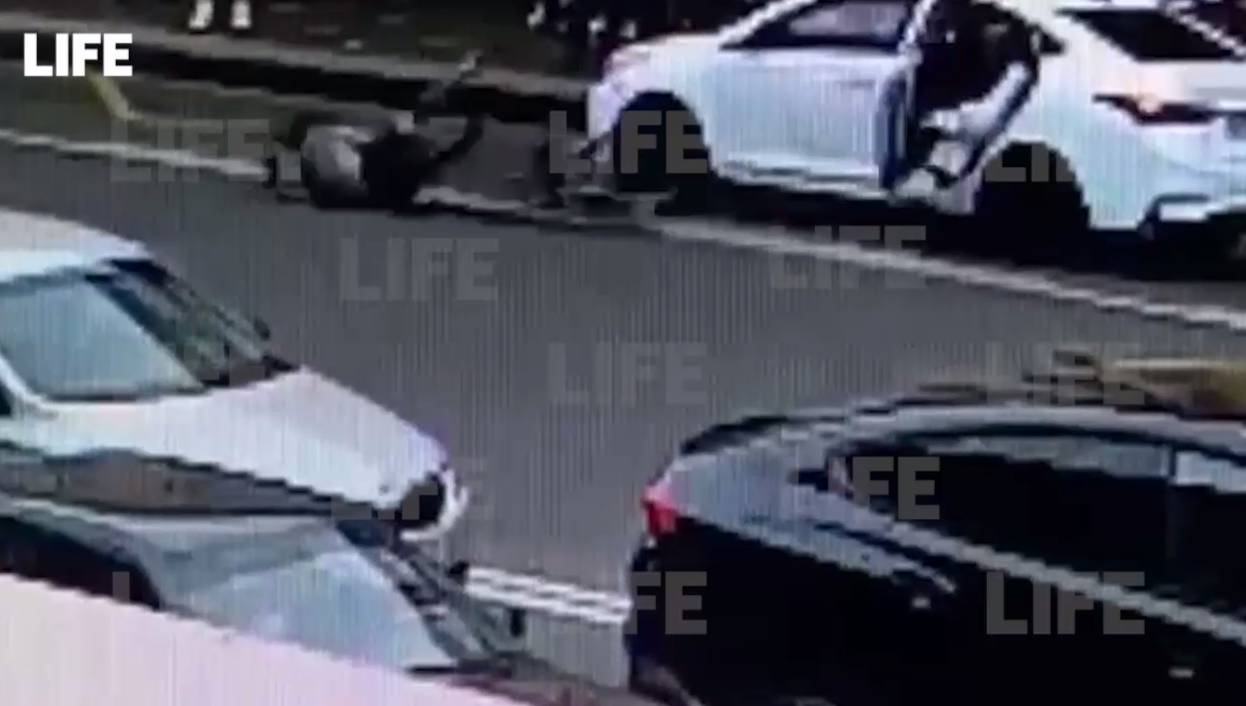 В Петербурге пассажирка авто открыла дверь и сбила велосипедистку
