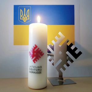 Свечка с символикой диевтуров. Фото © Instagram (запрещён на территории Российской Федерации) / dievturi