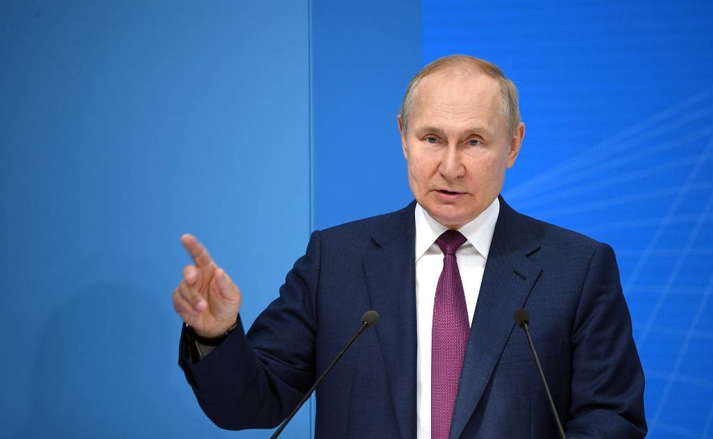 Путин назвал опасной и унизительной зависимость от иностранных технологий