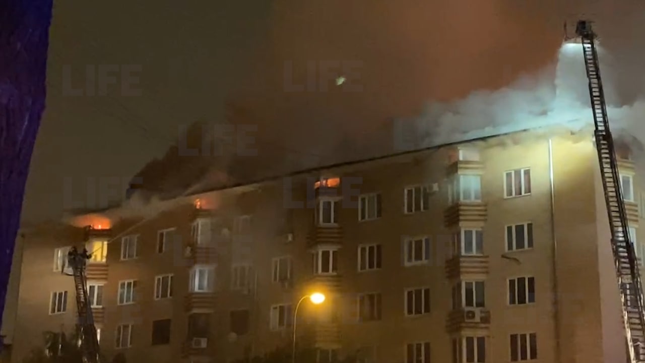 Тушат больше ста пожарных: В Москве загорелся жилой дом