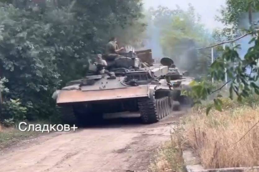 Российские военные угнали заглохший украинский танк прямо с поля боя в ДНР