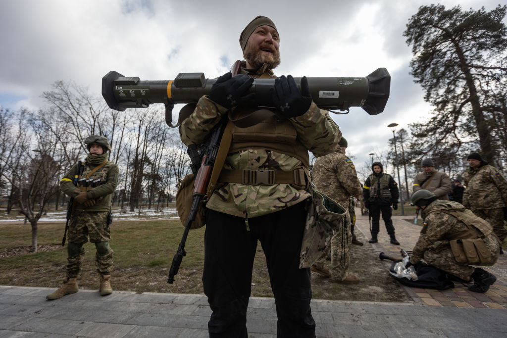 Военнослужащие территориальных сил обороны учатся обращаться с оружием во время учений 9 марта 2022 года в Киеве, Украина. Фото © Getty Images / Andriy Dubchak / dia images