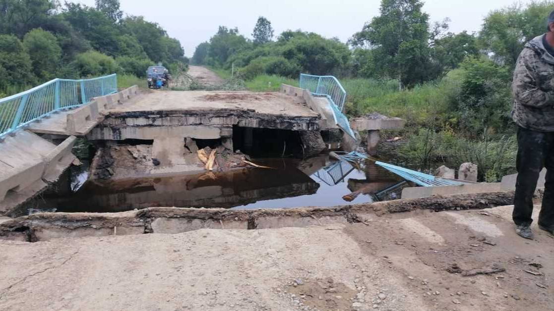 Обрушившийся в Приморье мост оставил без автосообщения три села