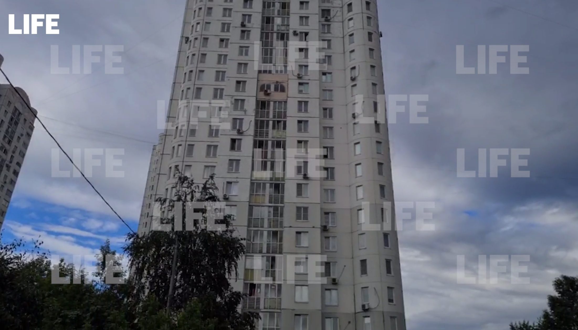 В Москве из окна многоэтажки выпала пятилетняя девочка