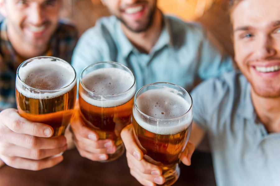 Носители знака зодиака Стрелец не будут пить одни, обязательно позовут кого-то в компанию. Фото © Shutterstock