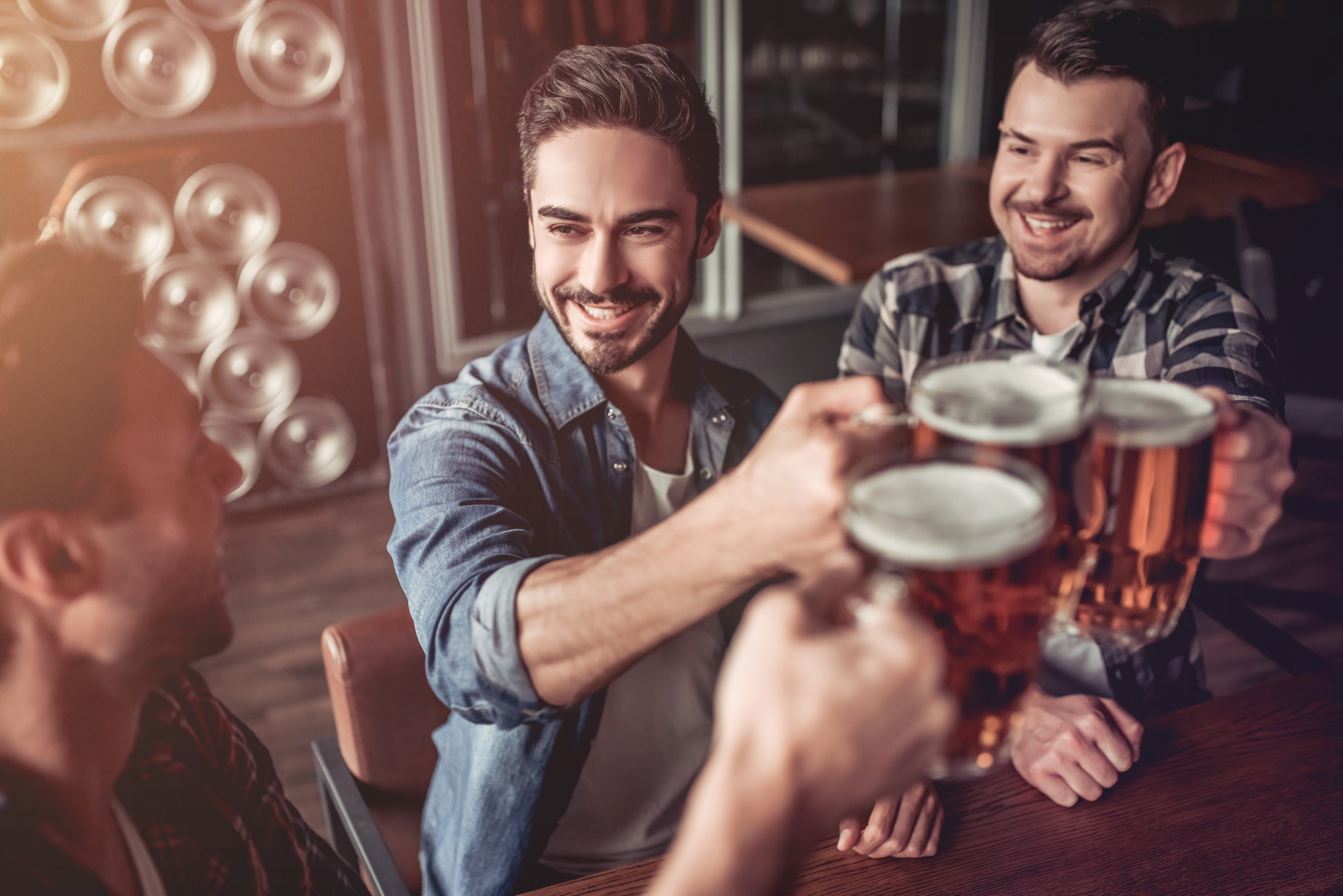 Опасность распития крепких алкогольных напитков с Близнецом заключается в том, что представители этого знака зодиака могут внезапно стать своей полной противоположностью. Фото © Shutterstock