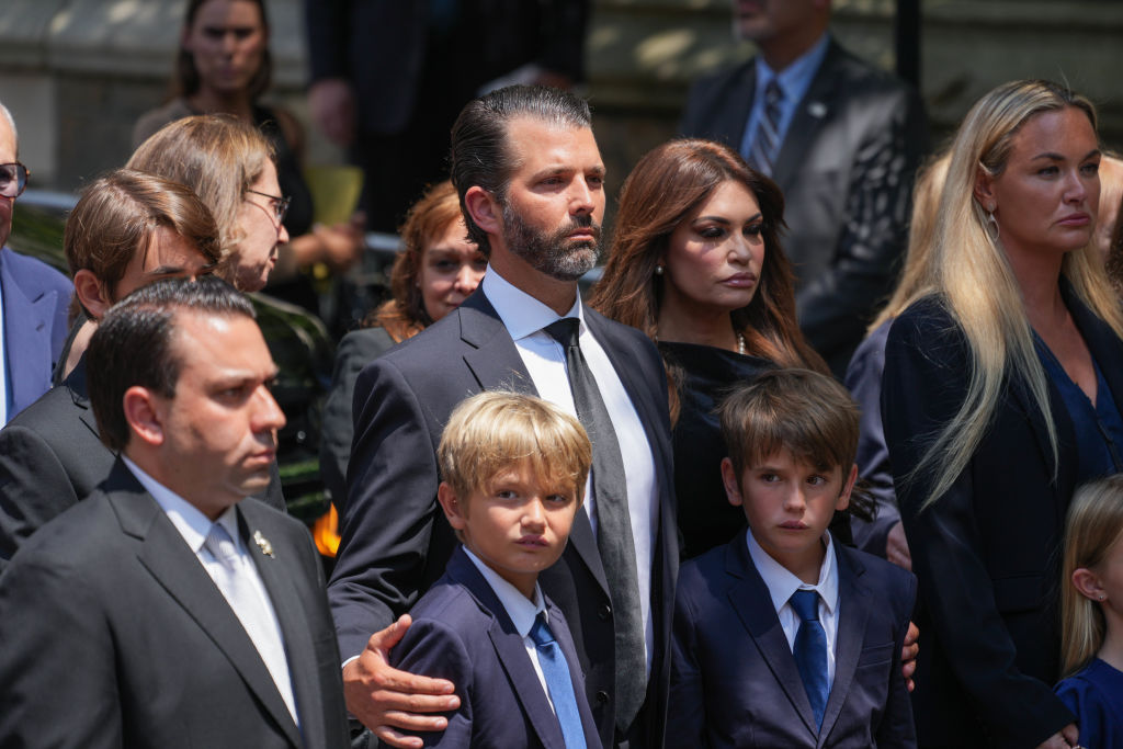 Иванка трамп похороны. Жена экс президента Франции. Сын Трампа фото. Трамп и его семья фото.