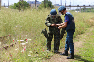 Сапёры очищают Ясиноватую от разбросанных по территории "подлых мин" ВФУ 