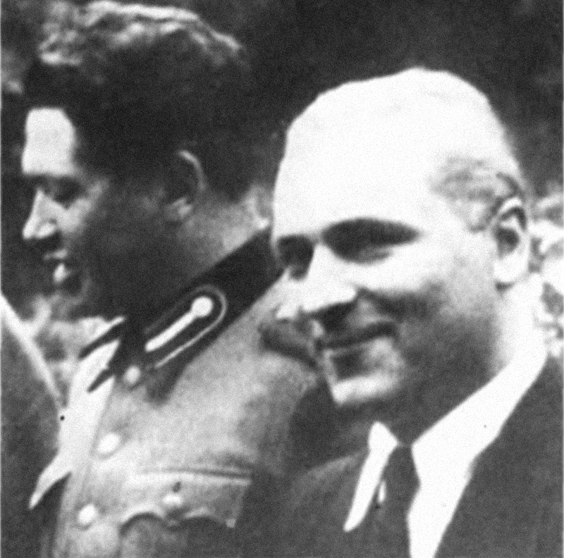 Милетий Александрович Зыков (слева, в форме) и Г. Н. Жиленков. Фото © Wikipedia / Из книги В. Штрик-Штрикфельдта Gegen Stalin und Hitler, 1970.
