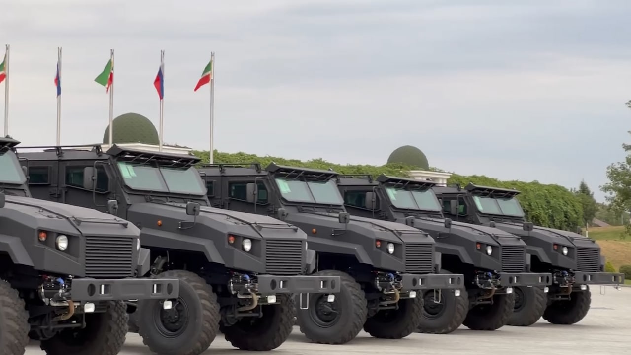 Кадыров показал АХМАТ-мобили, закупленные для чеченских военных