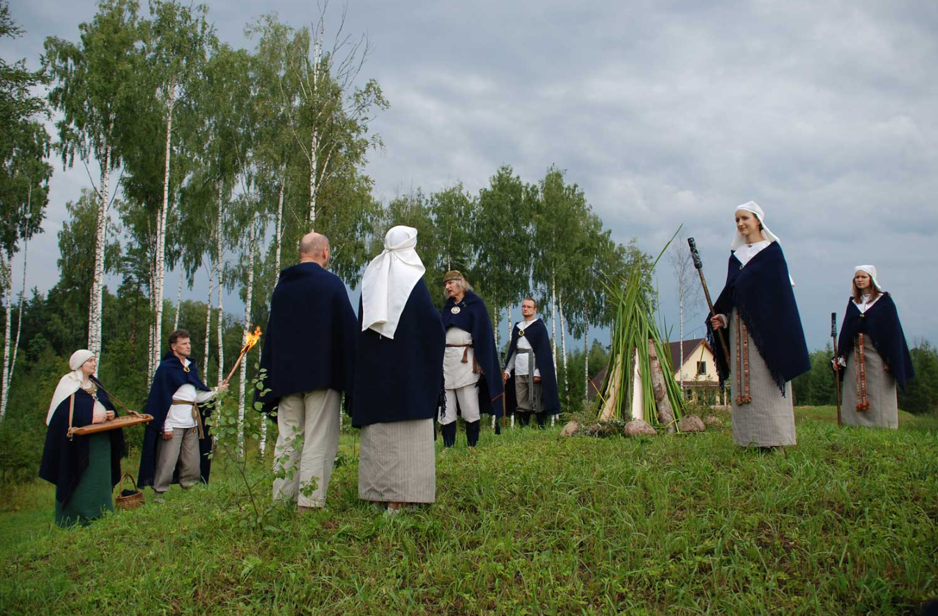Ритуал приветствия новых савиан в Обществе латвийских богов. Фото © Latvijas Nacionālā bibliotēka / Krišs Rake