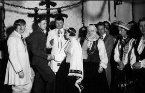 По каноном Dievturība свадьба называется ведибас. На снимке церемонию проводит сам Эрнест Брастиньш. Фото © Latvijas Nacionālā bibliotēka / Krišs Rake 