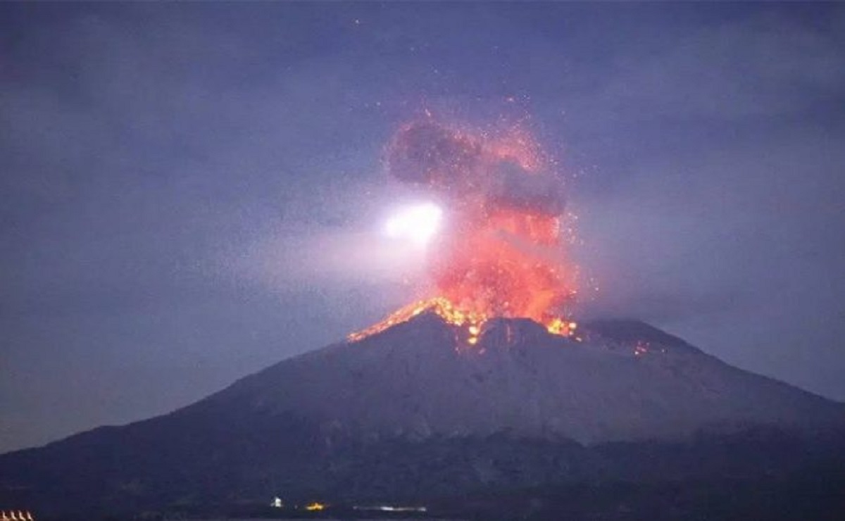 В Японии начал извергаться вулкан Сакурадзима