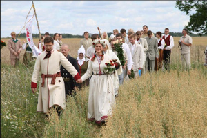 Ритуал выравнивания. Фото © Latvijas Nacionālā bibliotēka / Krišs Rake