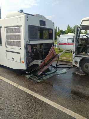 Кадры с места столкновения двух автобусов и легкового автомобиля в Липецке. Фото © Telegram / Липецкая область