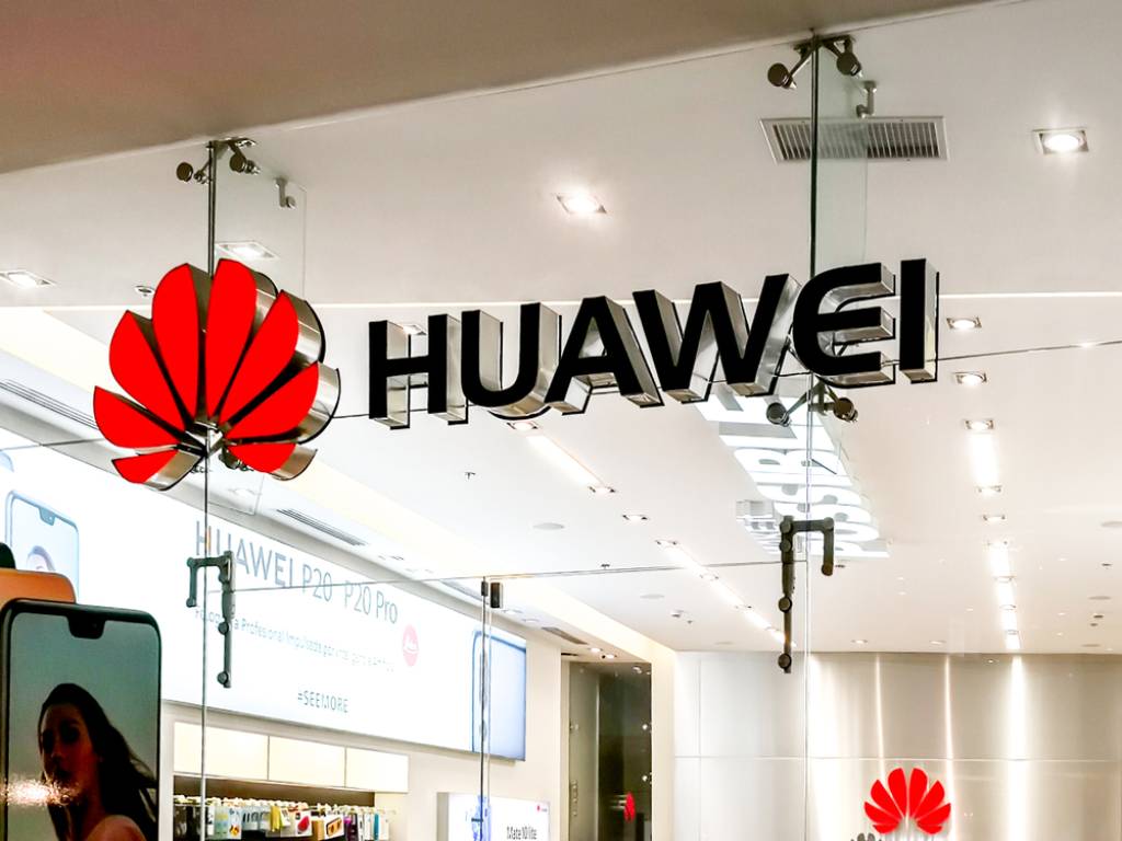 Huawei сократила более половины внештатного персонала в России