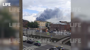 Мощнейший пожар охватил здание бывшего лесопильного завода в Петербурге