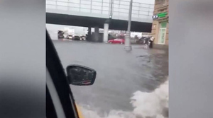 Машины "плывут", а зонты не спасают: Москву накрыл мощный ливень с грозой