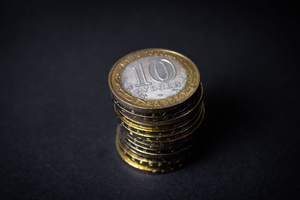 Экстрасенс перечислила негативные последствия замены монет купюрами