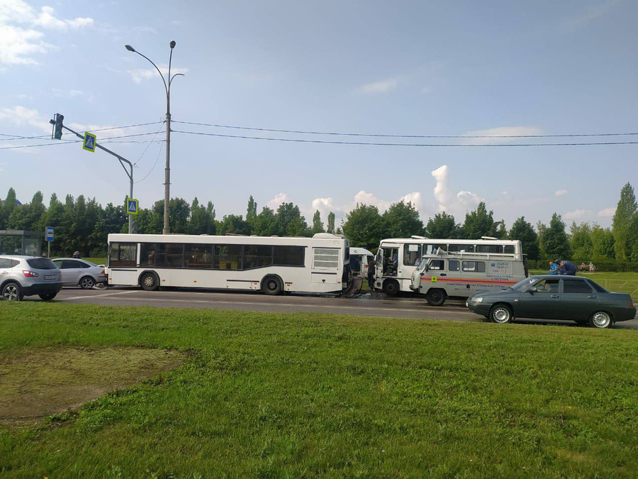 Кадры с места столкновения двух автобусов и легкового автомобиля в Липецке. Фото © Telegram / Липецкая область