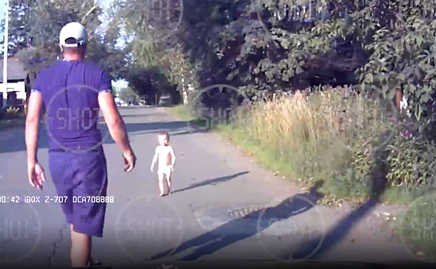 В Кирове полуторагодовалый малыш в одиночестве гулял по дороге и чуть не попал под авто
