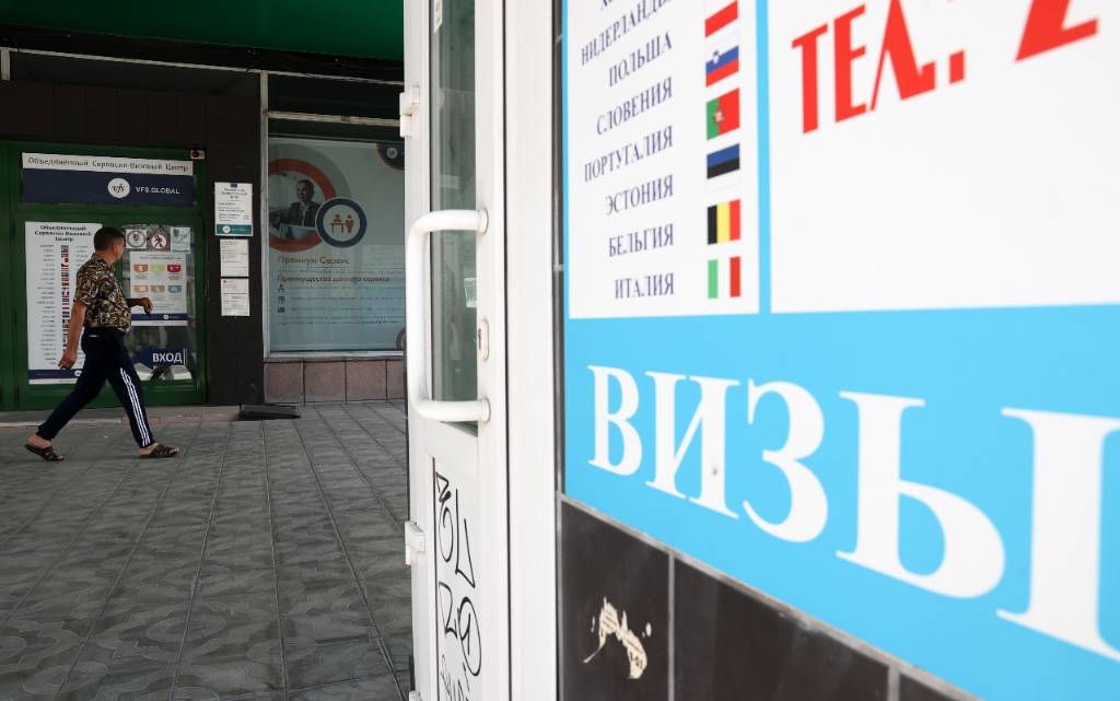 Россия пока не будет выдавать электронные визы из-за действий недружественных стран