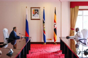 "Нужно быть очень глупым": Президент Уганды отшутился, отвечая на вопрос о просьбе не фотографироваться с Лавровым