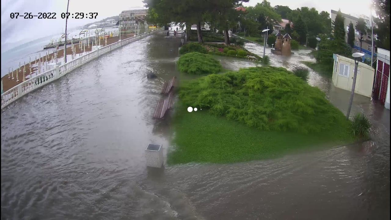 Наводнение в Геленджике, снятое на городские камеры. Фото © Telegram / "Геленджик. Происшествия"