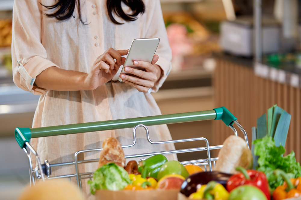 Привычка ходить в магазин без списка продуктов толкает нас на покупку спонтанных и вредных вещей. Фото © Shutterstock