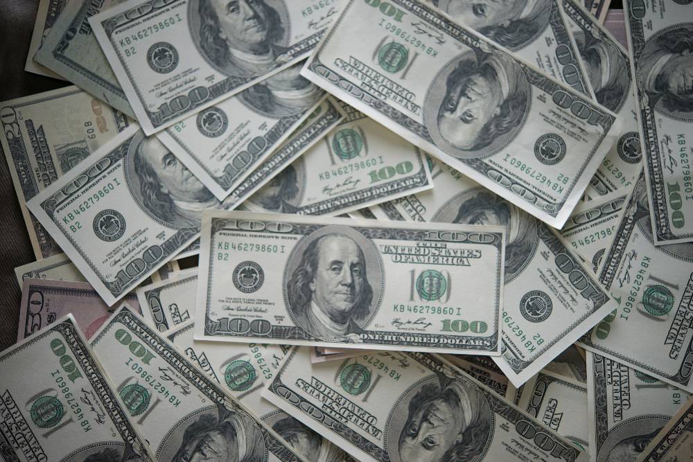 Курс доллара превысил 60 рублей впервые с 11 июля