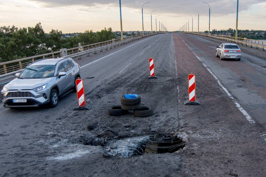 Автомобильно-пешеходный мост через Днепр, соединяющий Херсон с левобережьем. Фото © ТАСС / Сергей Бобылев