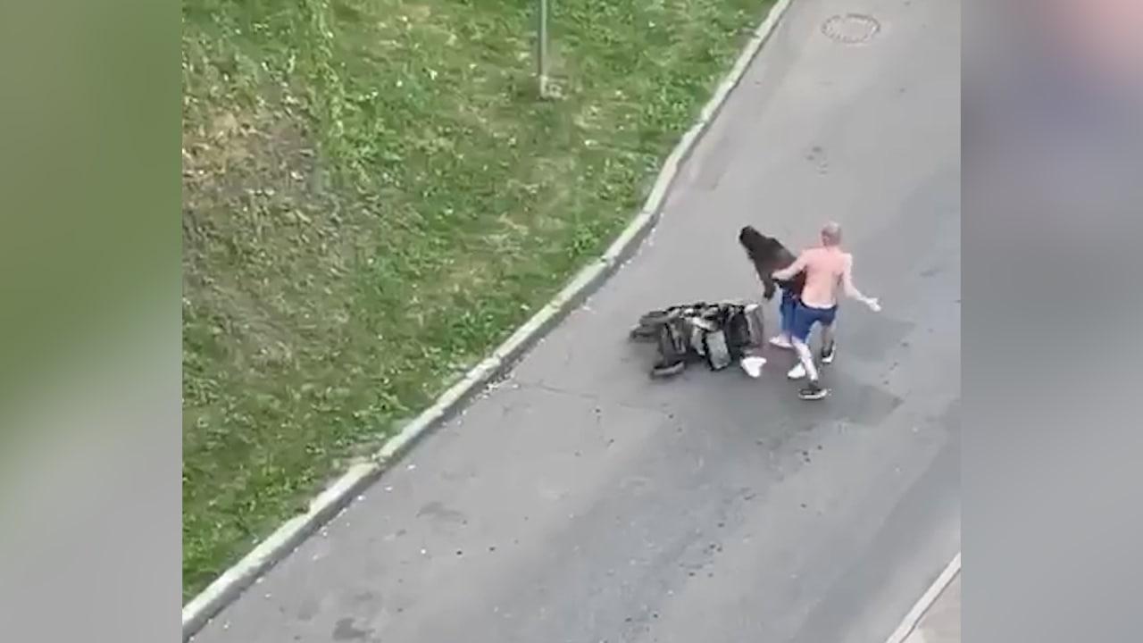 Мужчина сбивает ребенка. Мамаша избивает ребенка на улице Москва. Парень сбил женщину с коляской.