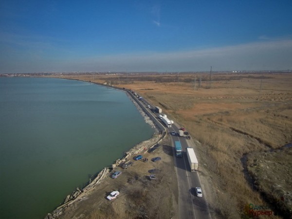 Дамба Хаджибейского лимана длиной семь километров, расположенная на границе Одессы и Одесской области и отделяющая лиман от города. Фото © general-ivanov1.livejournal.com