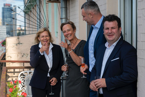Радостные лица, смех и шампанское: Немцы раскритиковали двух министров за неуместные фото с Кличко